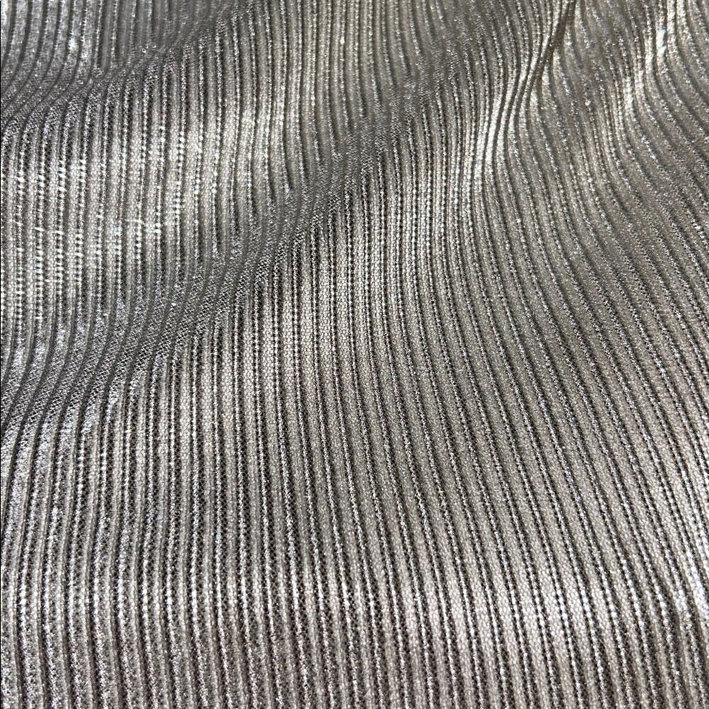 Le Lis Collection Women’s Silver Ribbed Flowy Tube Top – Size Medium - Picture 3 of 5